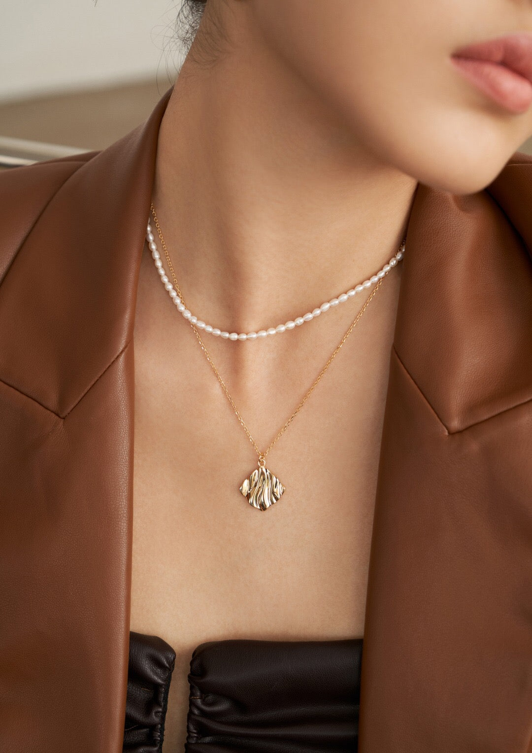 Metallic Wrinkled Pearl Necklace