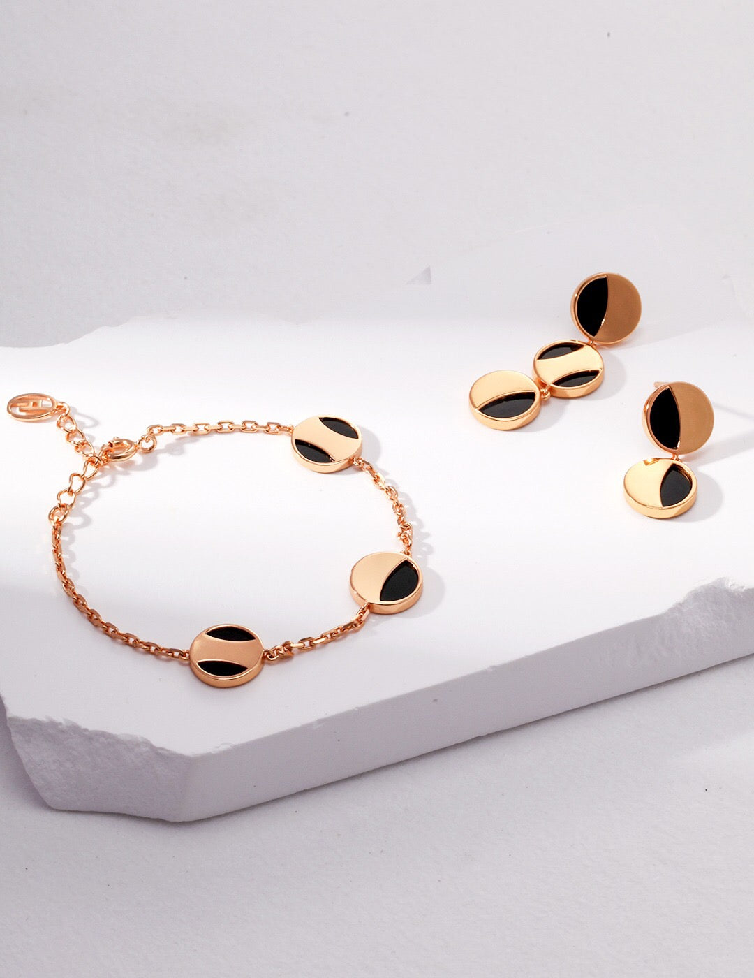 Geometric Round Black Onyx Necklace