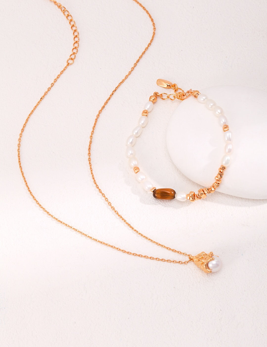 Minimalist Lustrous Pearl Necklace