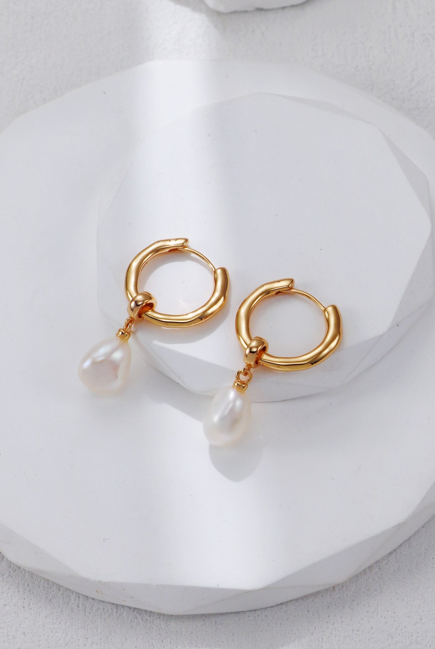 Teardrop-shaped Baroque Earrings