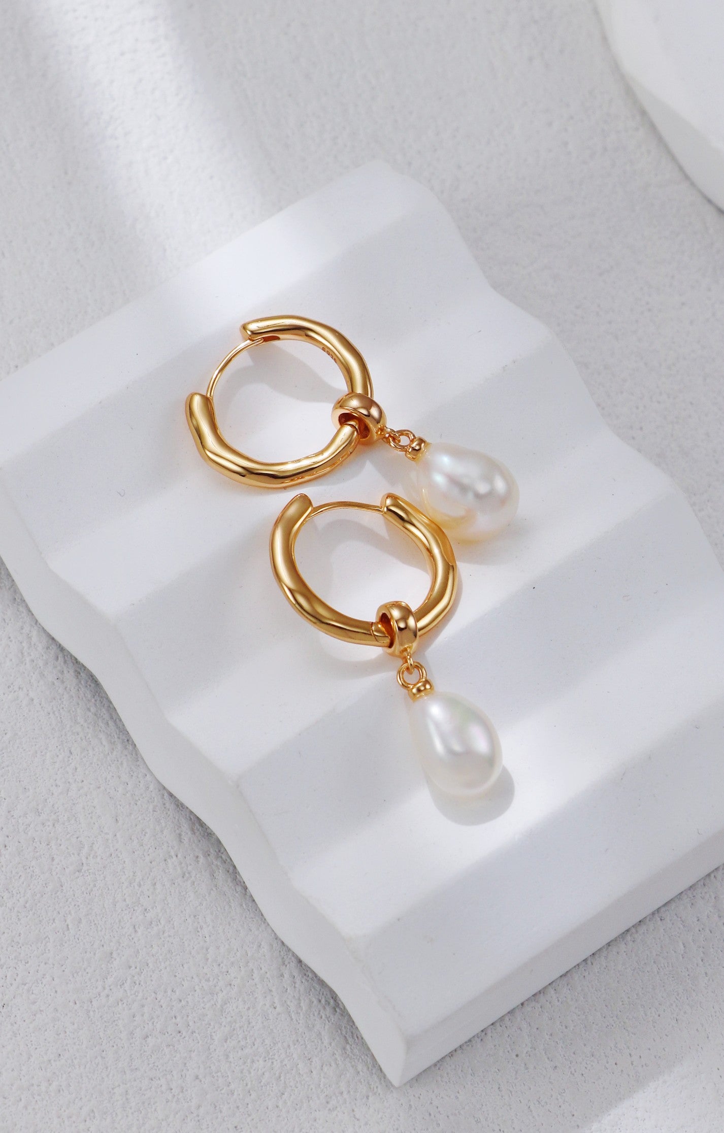 Teardrop-shaped Baroque Earrings