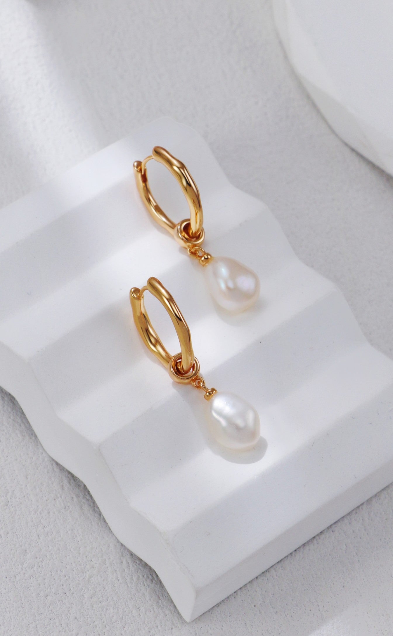 Teardrop-shaped Baroque Earrings