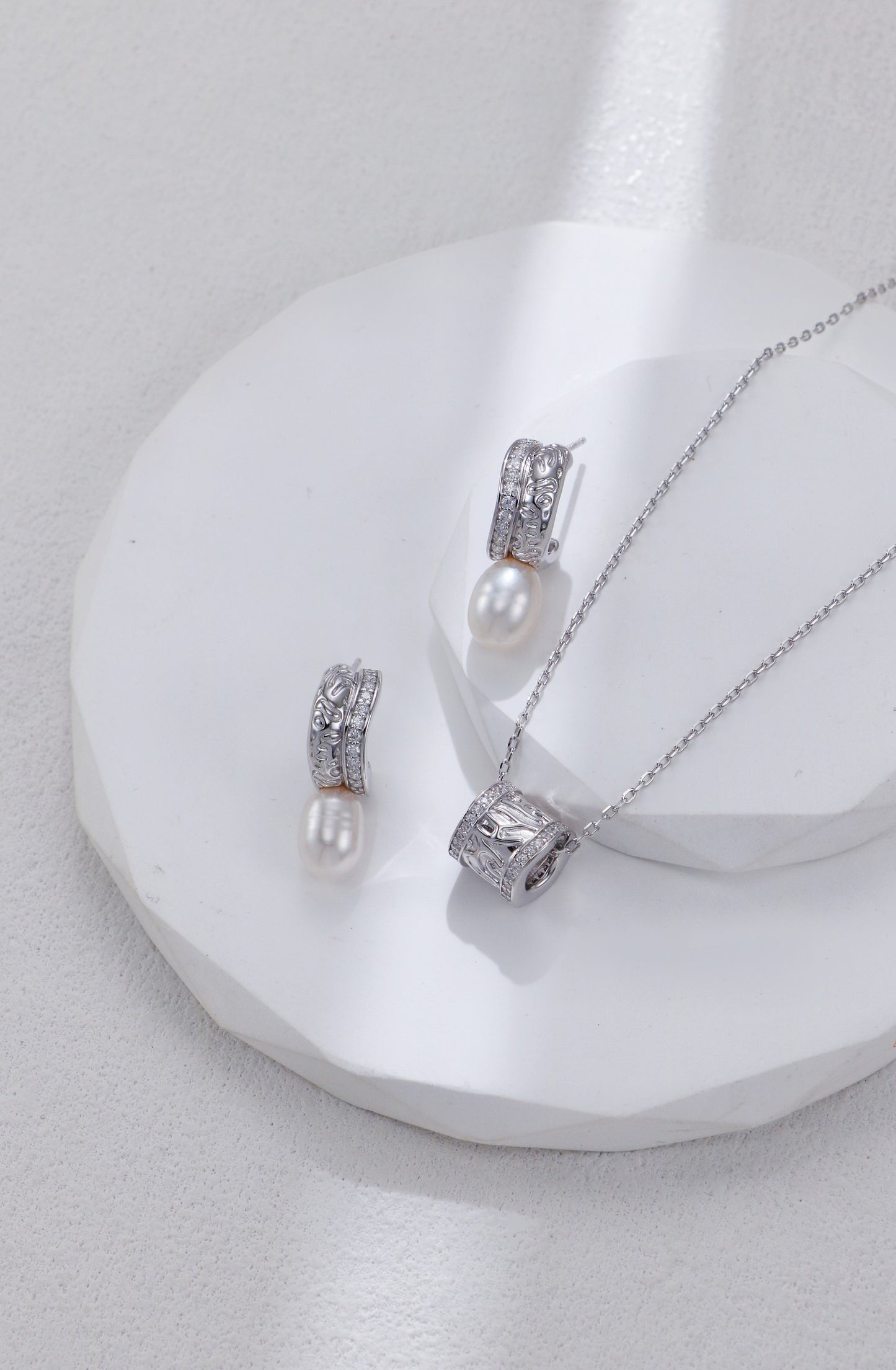 Zircon Set C-shaped Pearl Earrings