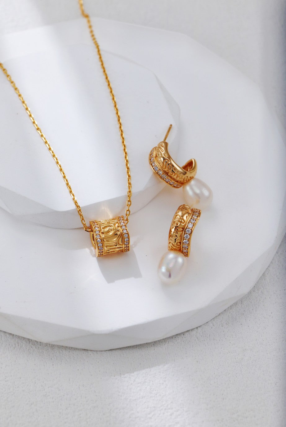 Zircon Set C-shaped Pearl Earrings