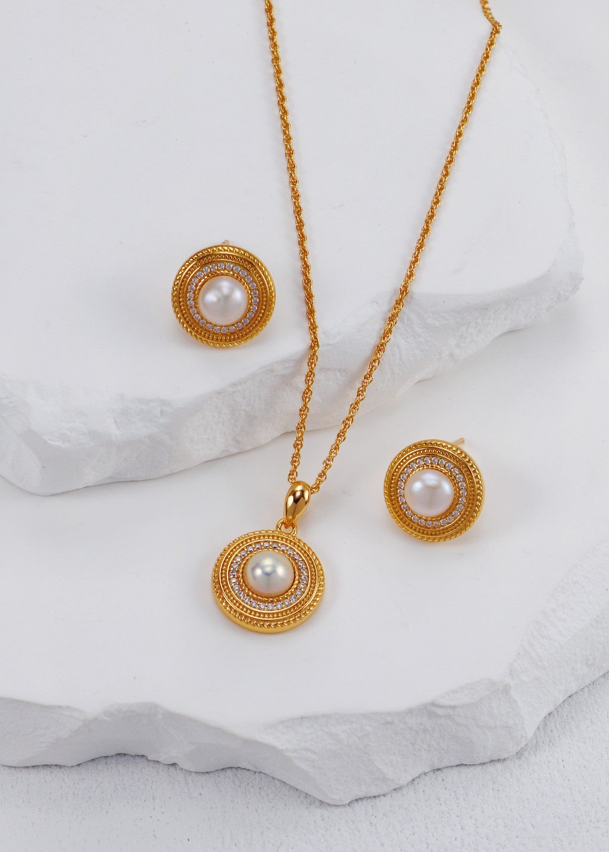 Round Zircon Pearl Necklace
