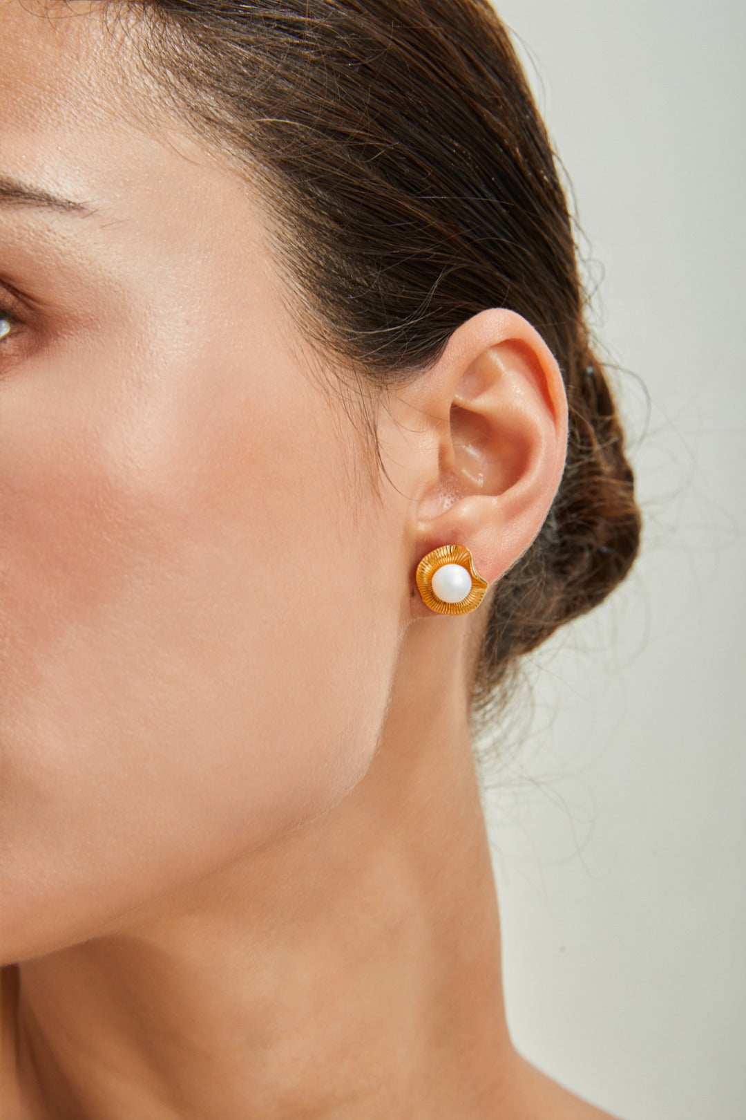 Flower-shaped Pearl Stud Earrings