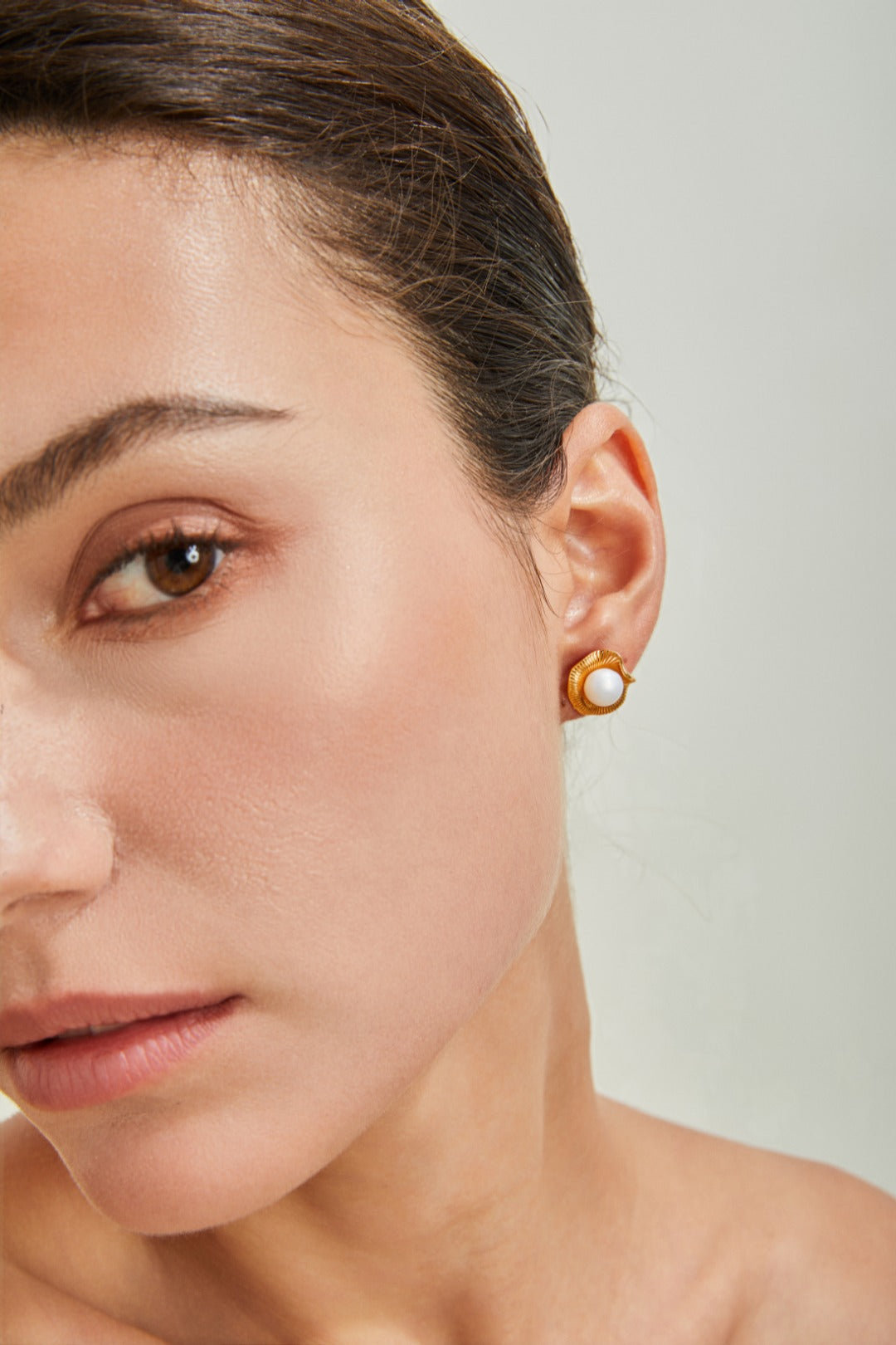 Flower-shaped Pearl Stud Earrings