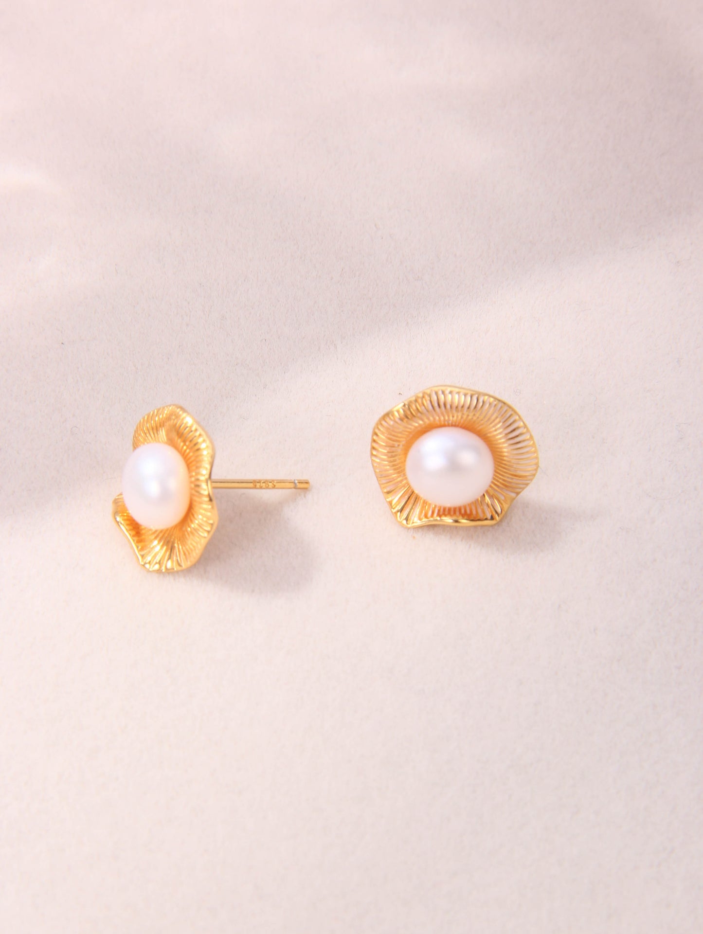 Flower-shaped Pearl Stud Earrings