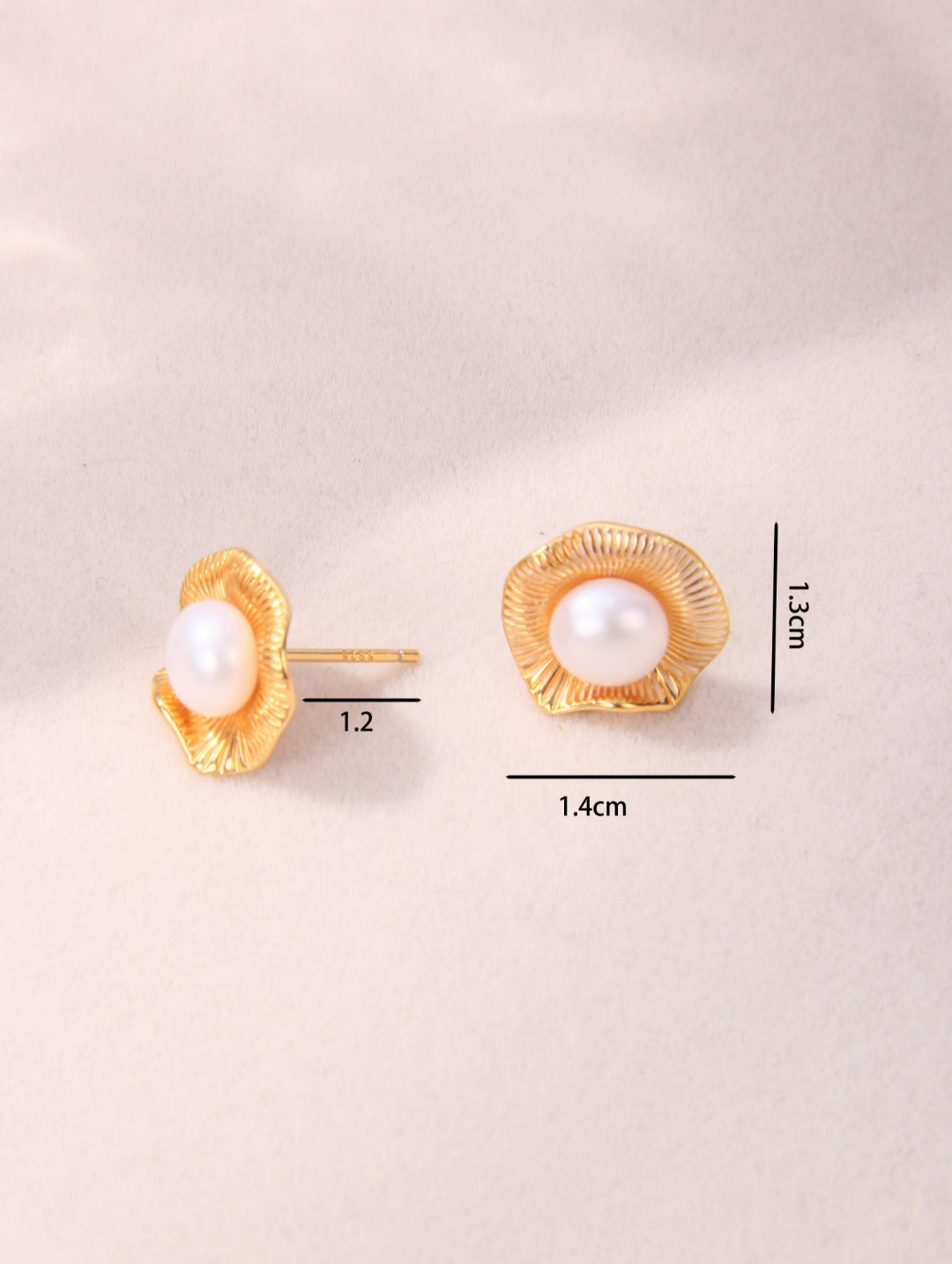 Flower-shaped Pearl Stud Earrings