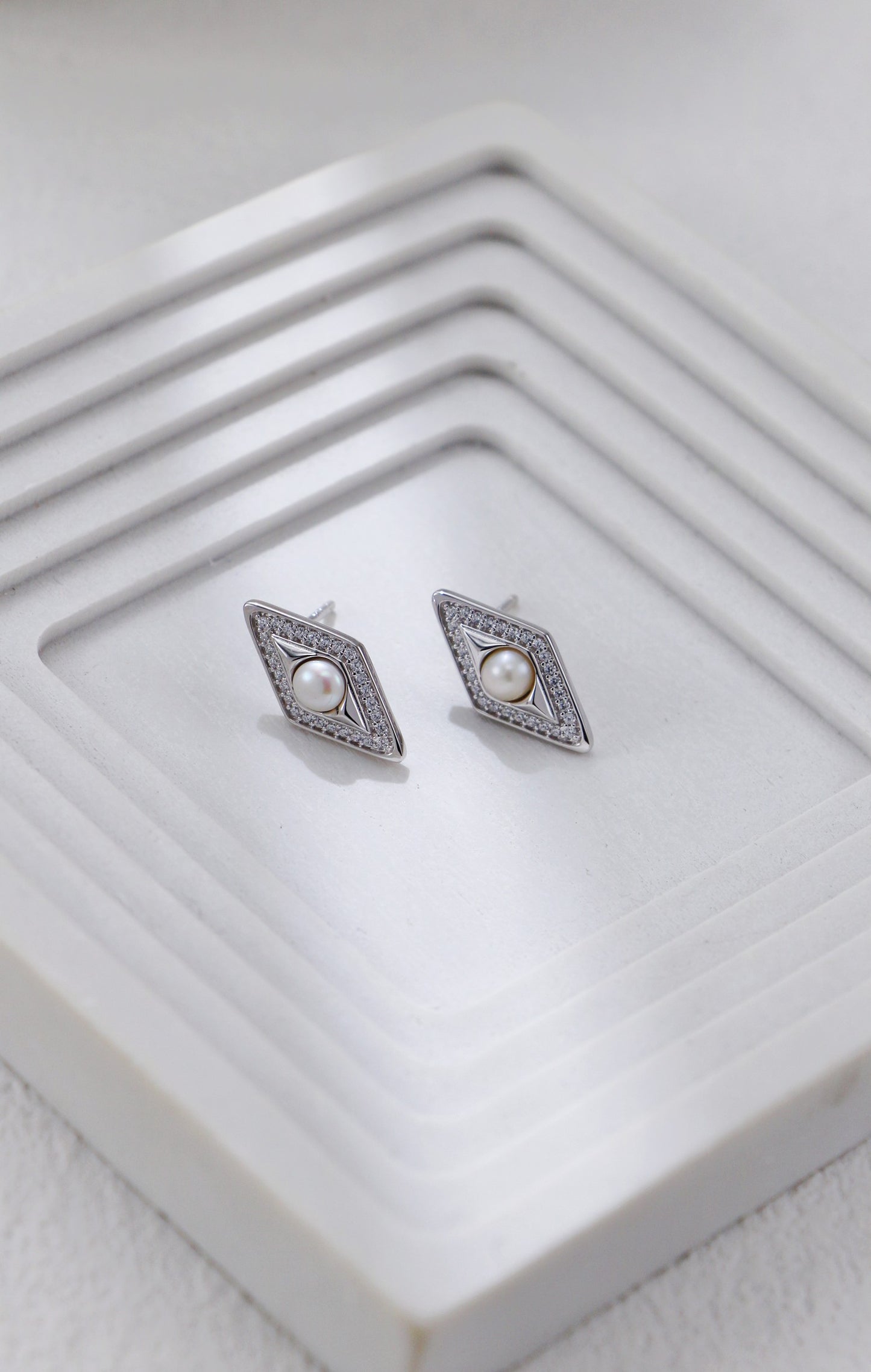 Diamond-shaped Zirconia and Pearl Stud Earrings