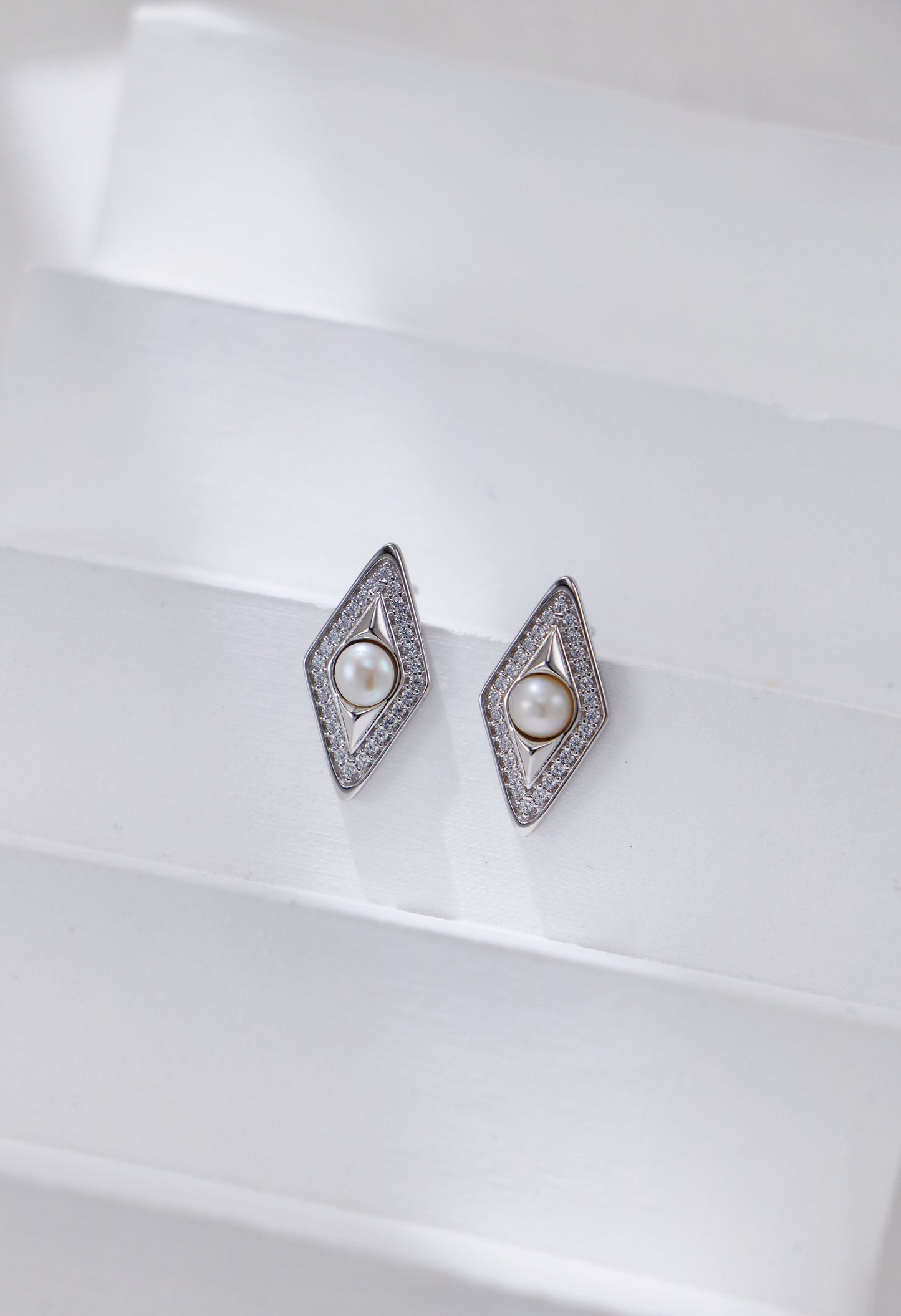 Diamond-shaped Zirconia and Pearl Stud Earrings