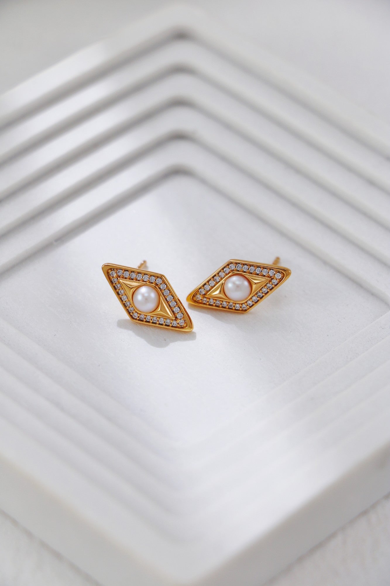 Diamond-shaped Zirconia and Pearl Stud Earrings