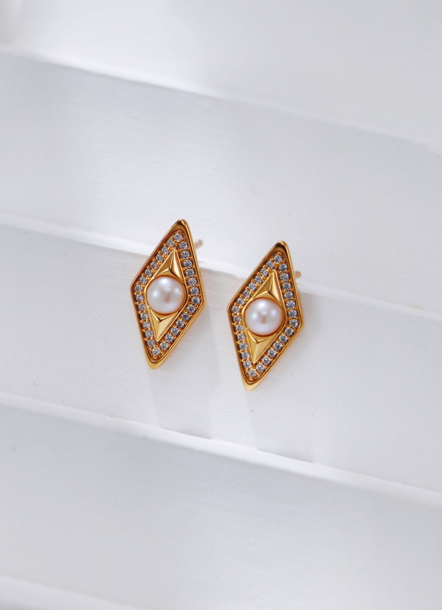 Diamond-shaped Zirconia and Pearl Stud Earrings