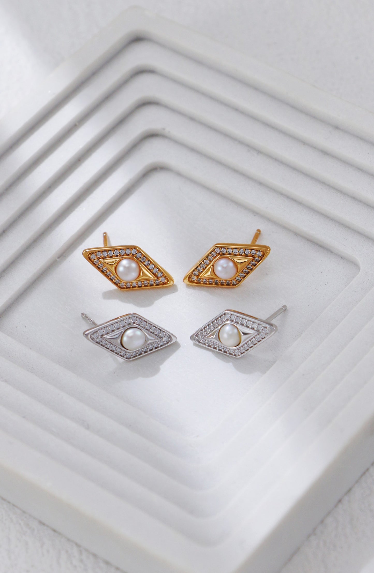 Diamond-shaped Zirconia and Pearl Stud Earrings
