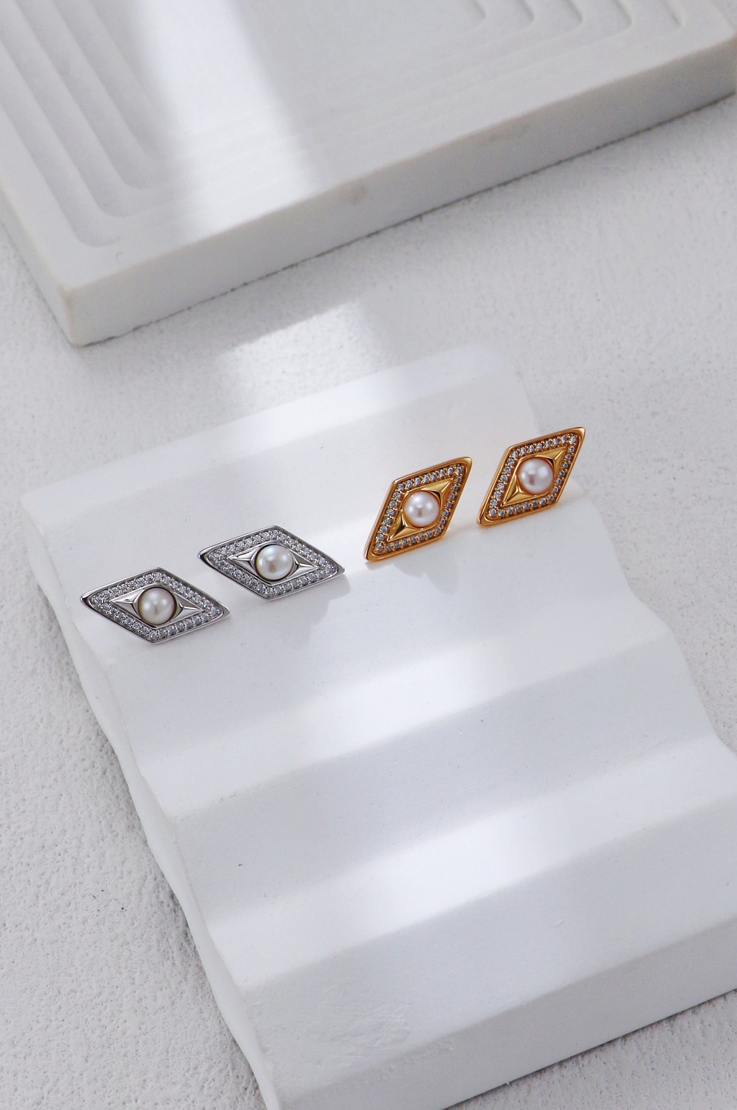 Diamond-shaped Zirconia and Pearl Stud Earrings