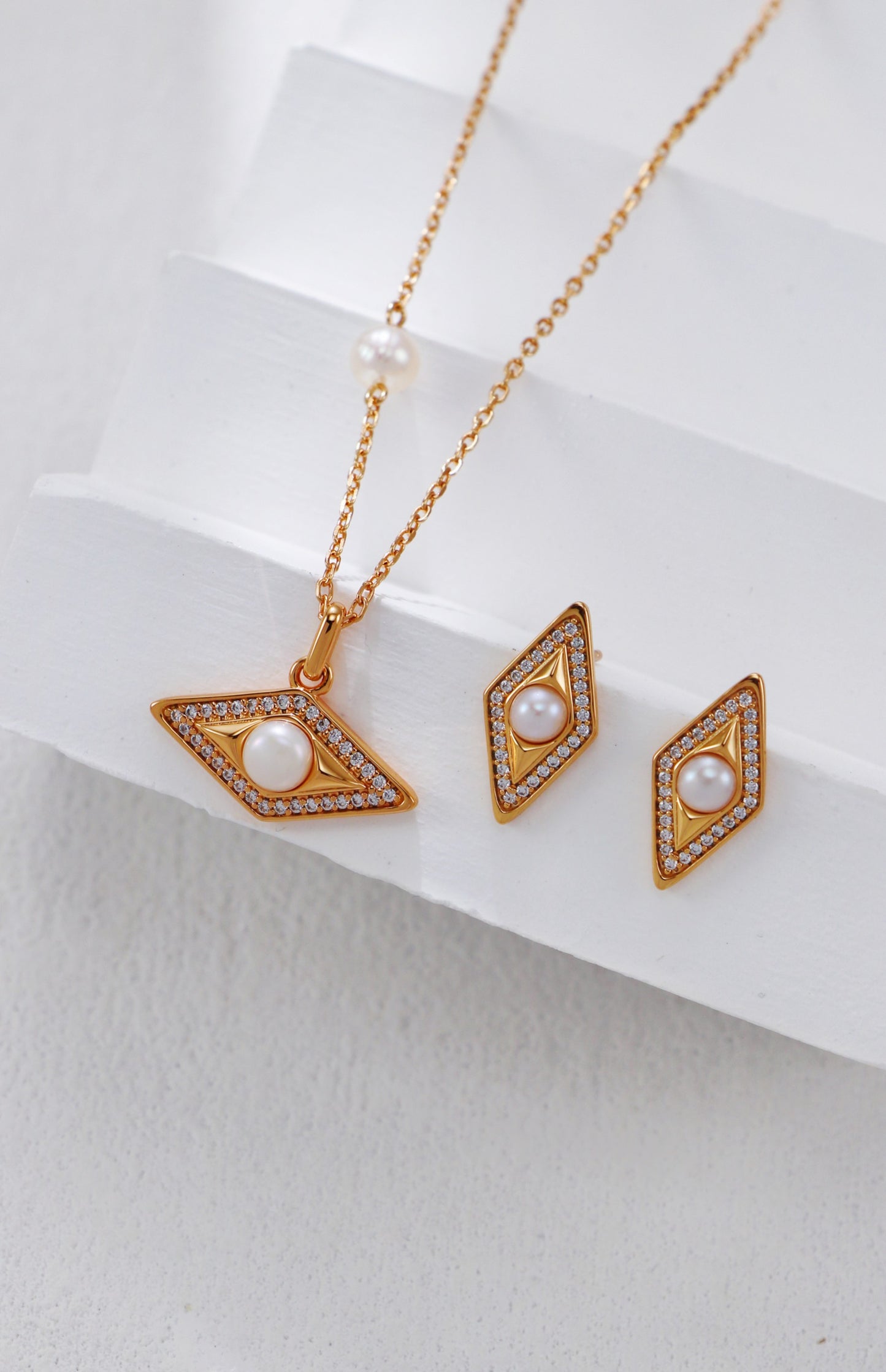 Diamond-shaped Zirconia and Pearl Stud Earrings