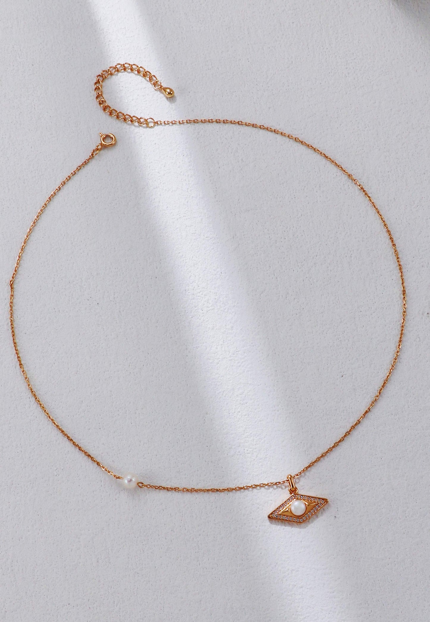 Diamond-shaped Zirconium Pearl Necklace