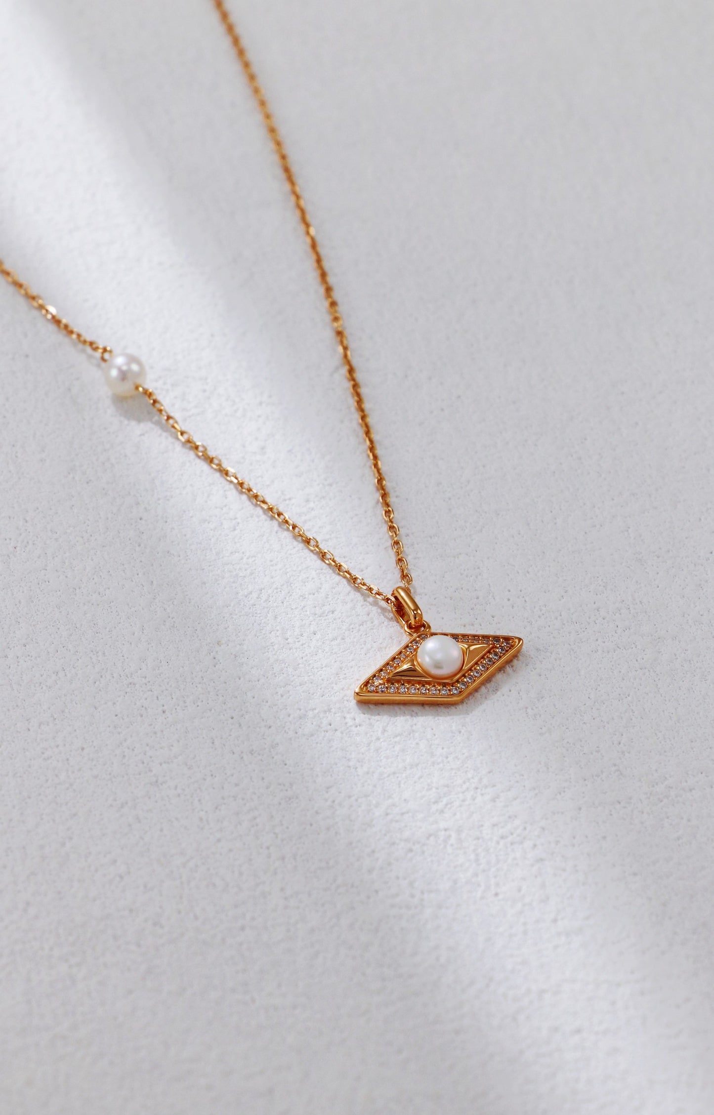 Diamond-shaped Zirconium Pearl Necklace