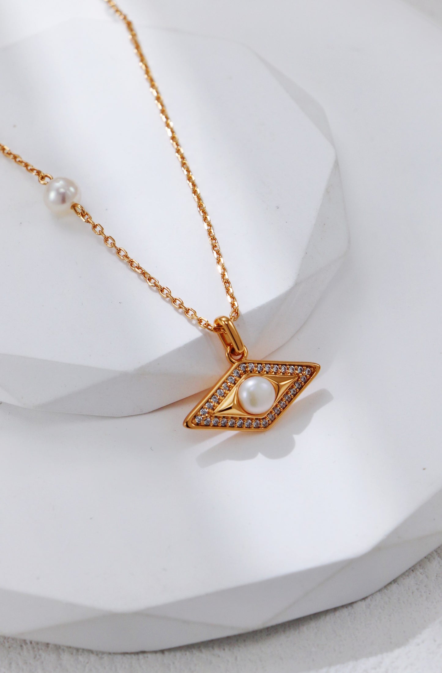 Diamond-shaped Zirconium Pearl Necklace