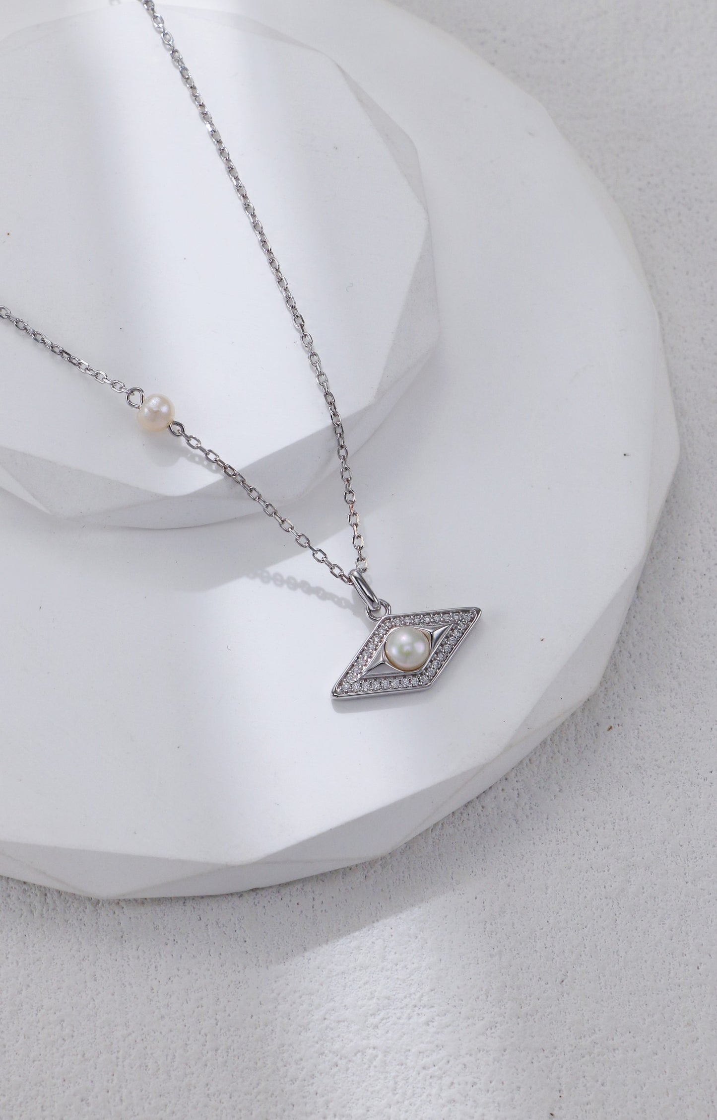 Diamond-shaped Zirconium Pearl Necklace