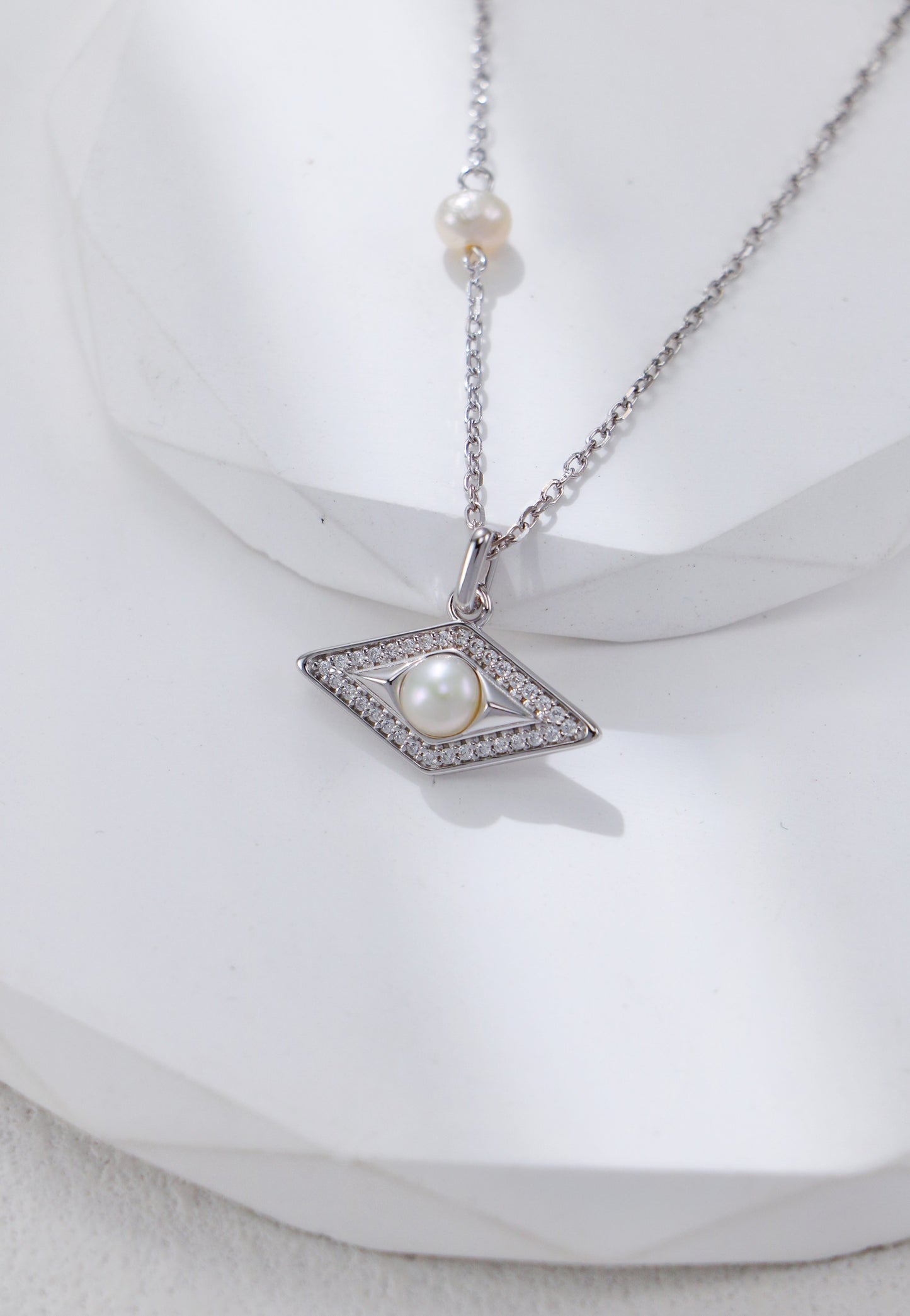 Diamond-shaped Zirconium Pearl Necklace