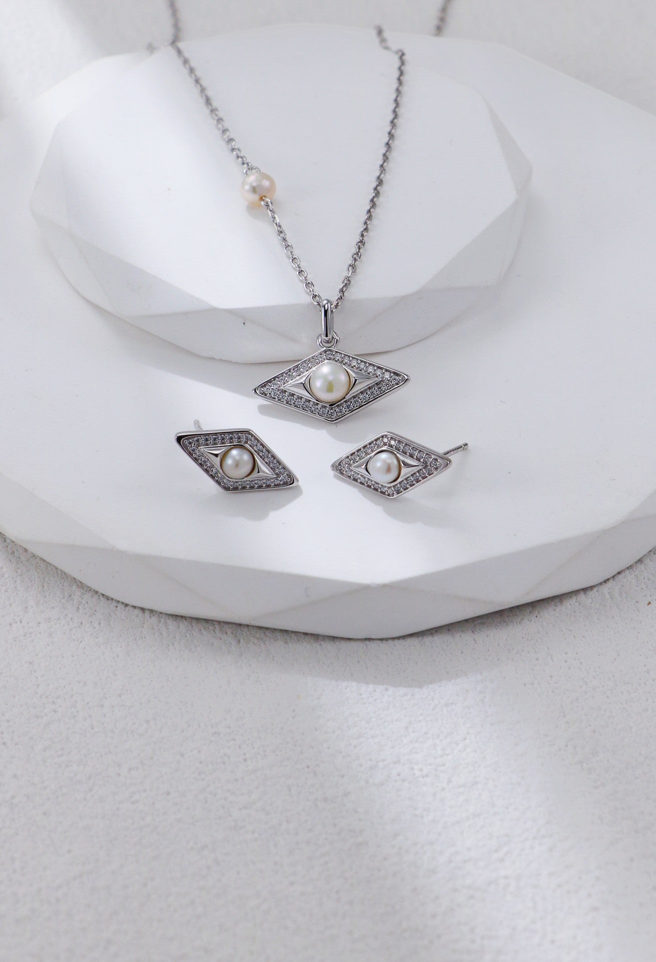 Diamond-shaped Zirconium Pearl Necklace