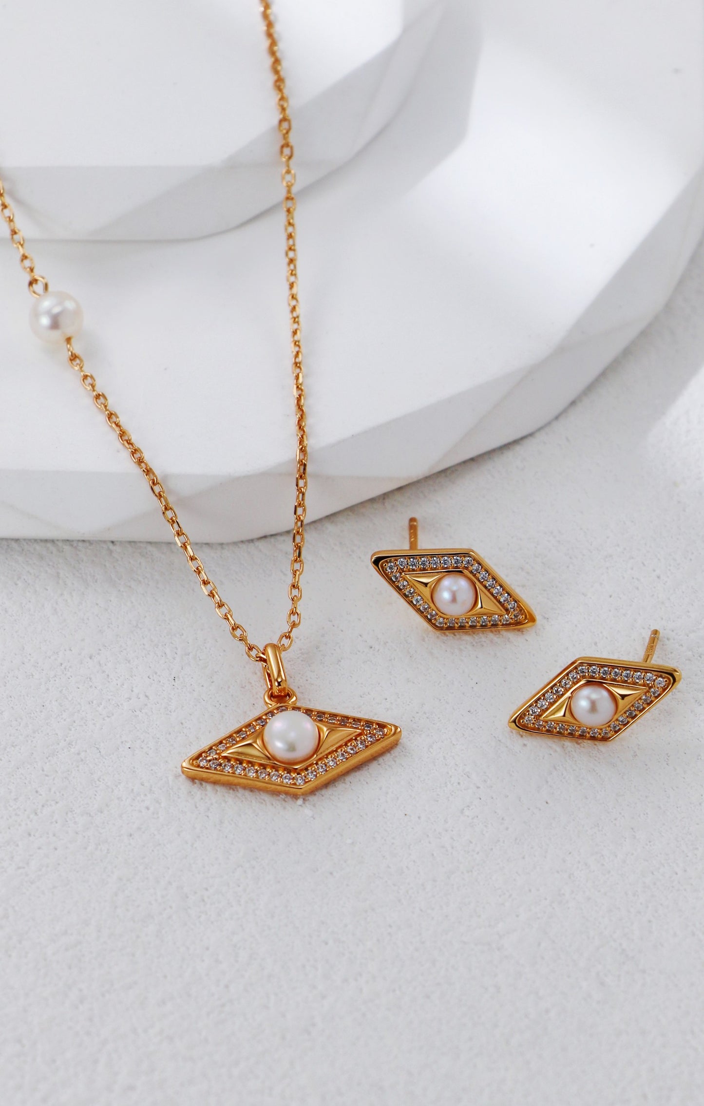 Diamond-shaped Zirconium Pearl Necklace