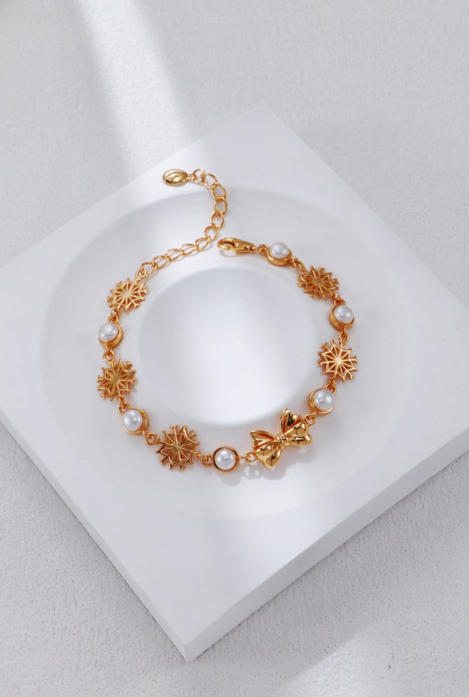 Christmas-themed Pearl Bracelet