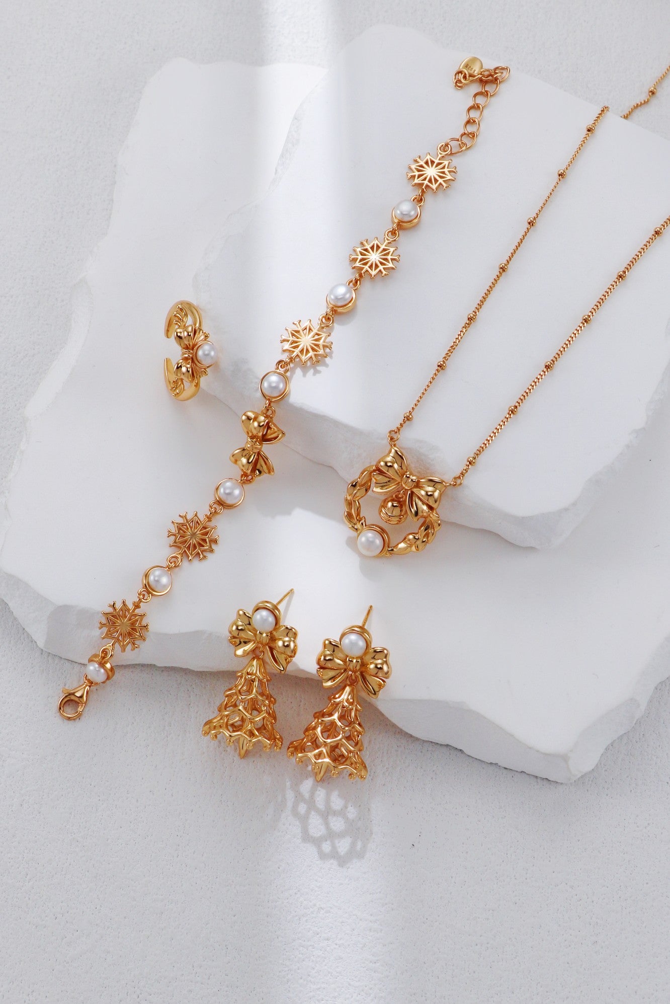 Christmas-themed Pearl Necklace