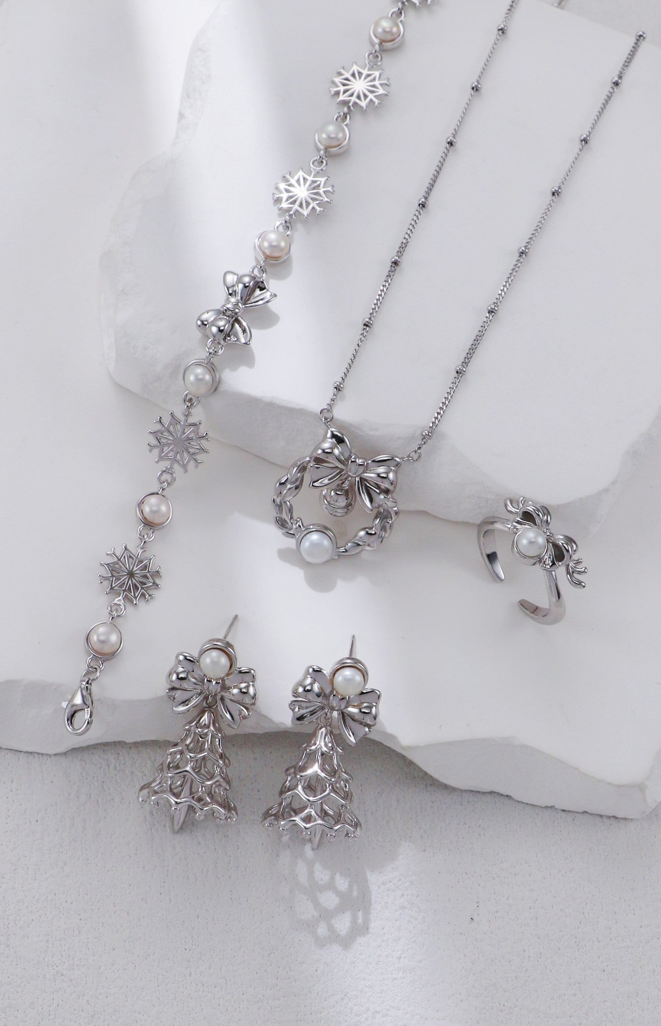Christmas-themed Pearl Necklace