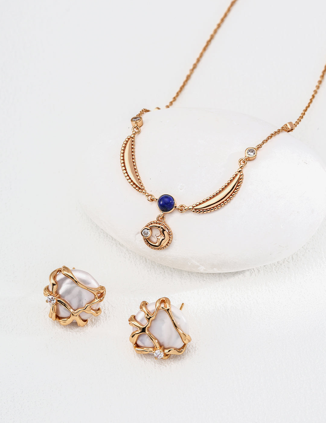 Minimalist Natural Pearl Earrings
