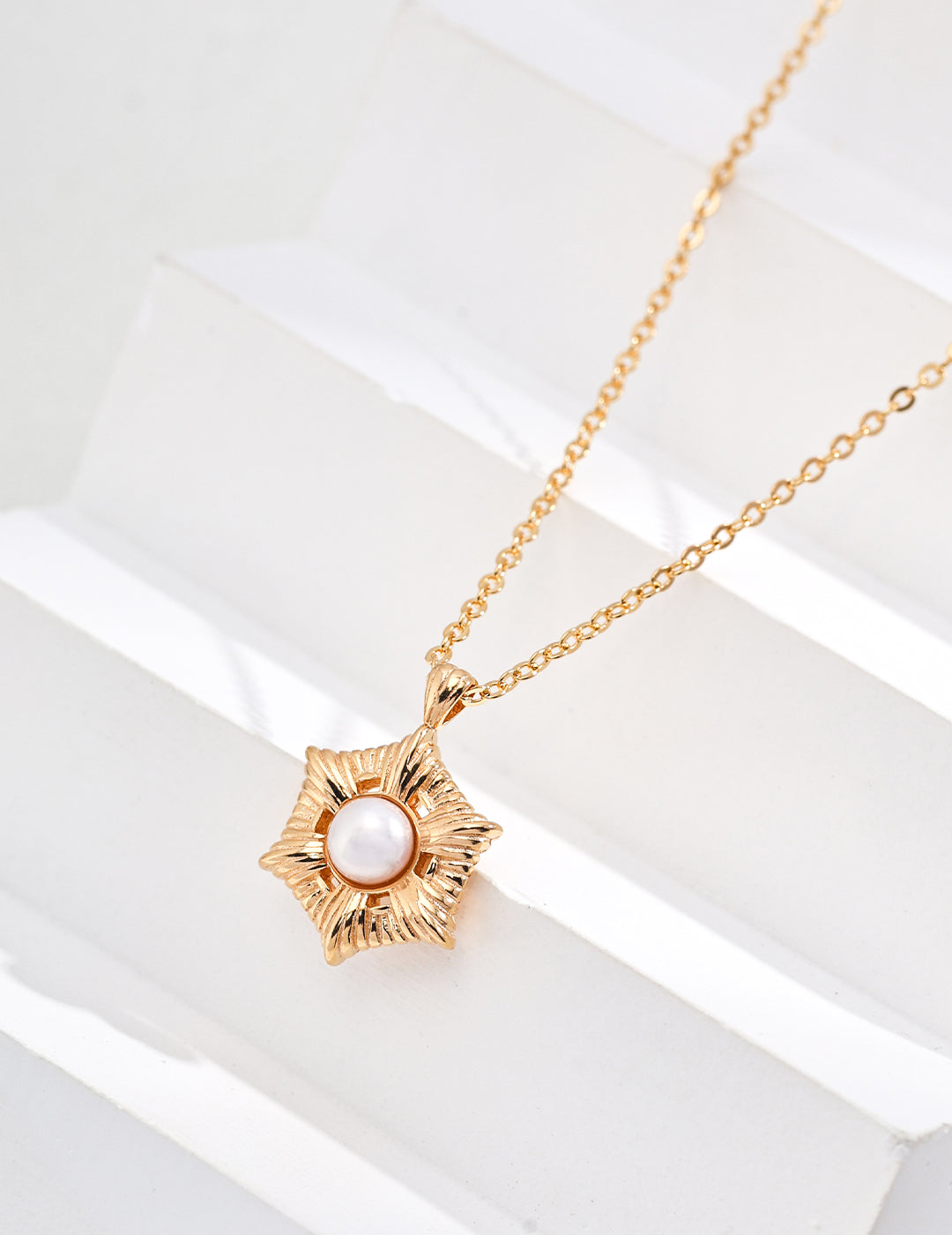 Minimalist Sunburst Pattern Pearl Necklace