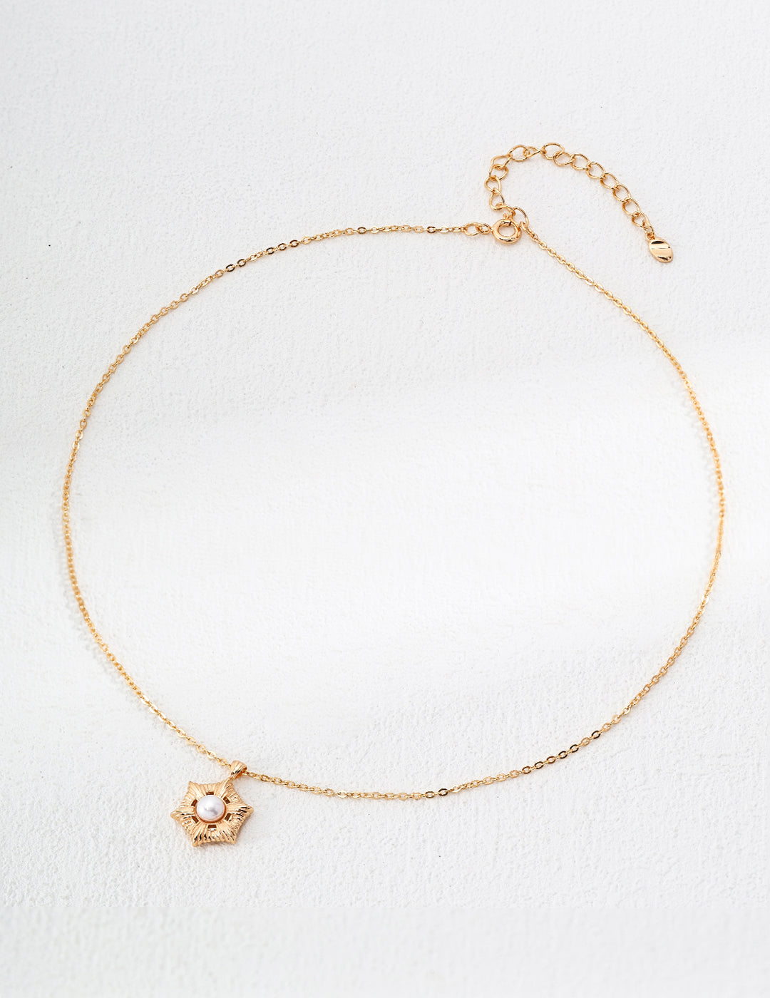 Minimalist Sunburst Pattern Pearl Necklace