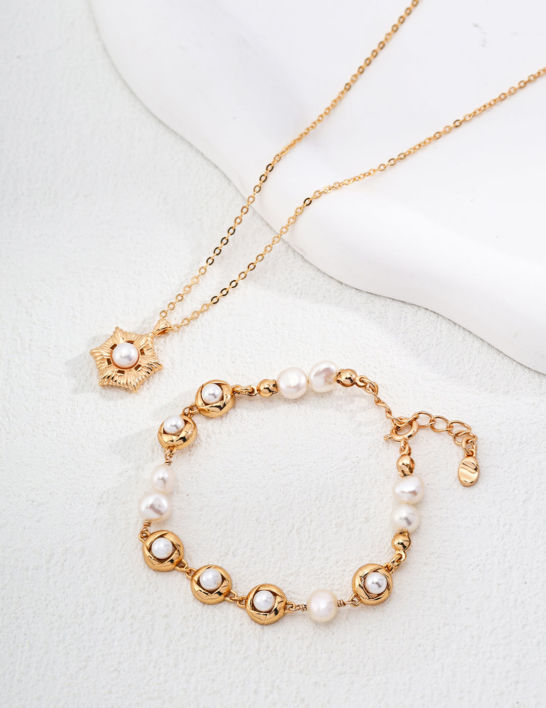 Minimalist Sunburst Pattern Pearl Necklace