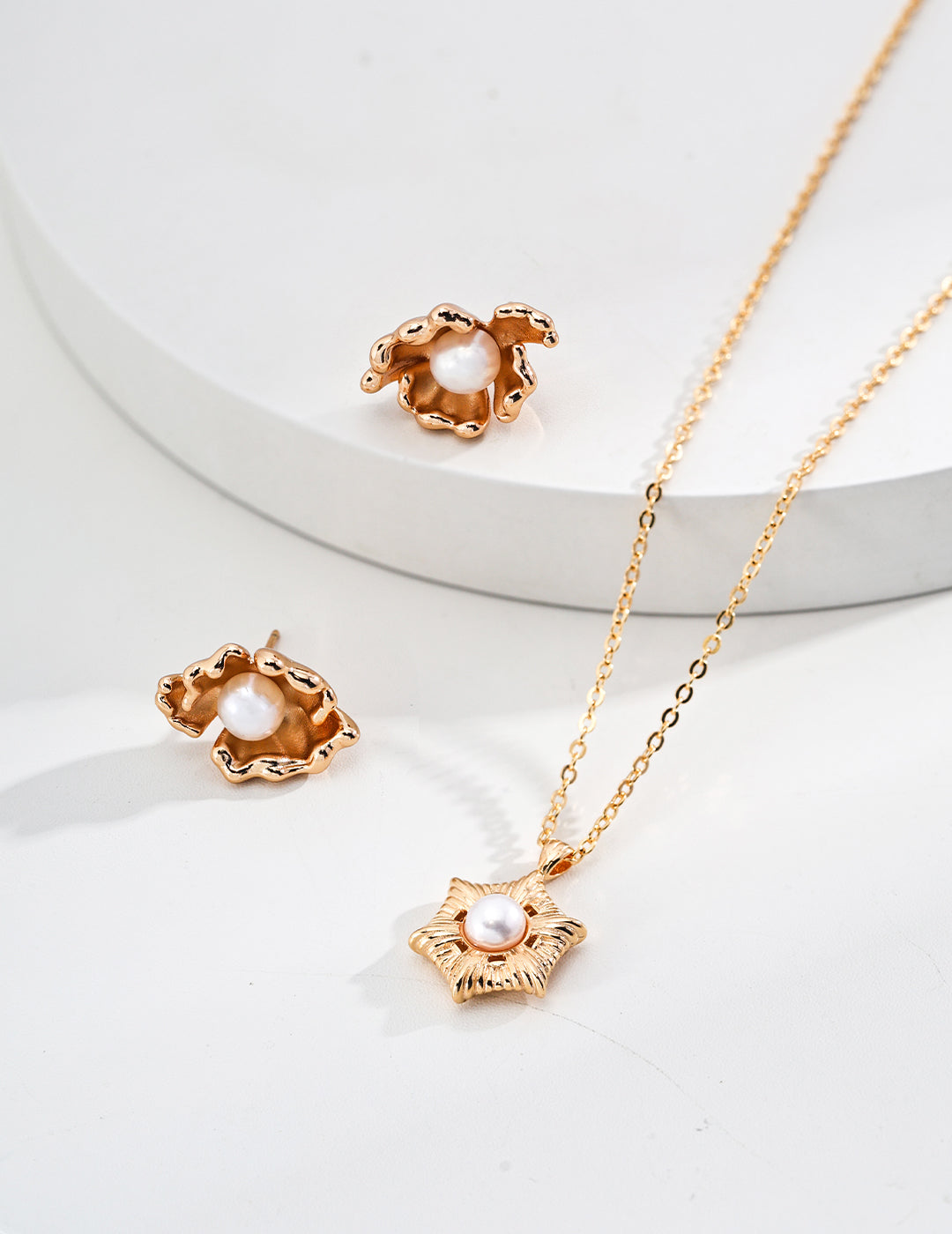 Minimalist Sunburst Pattern Pearl Necklace