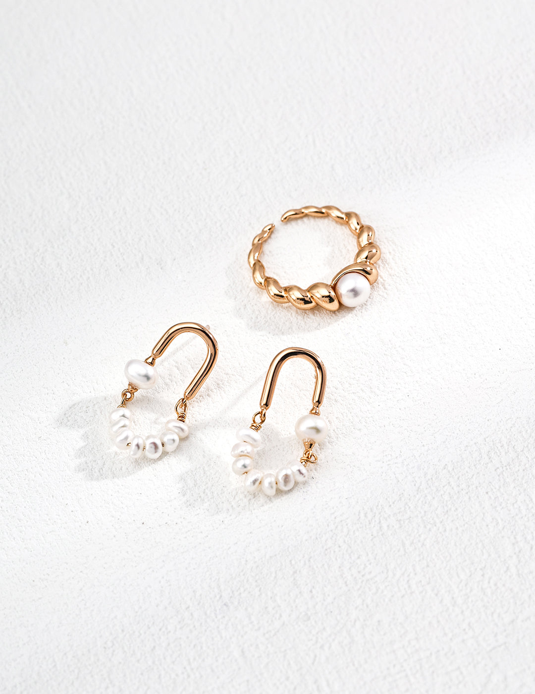 Fashionable Natural Pearl Earrings