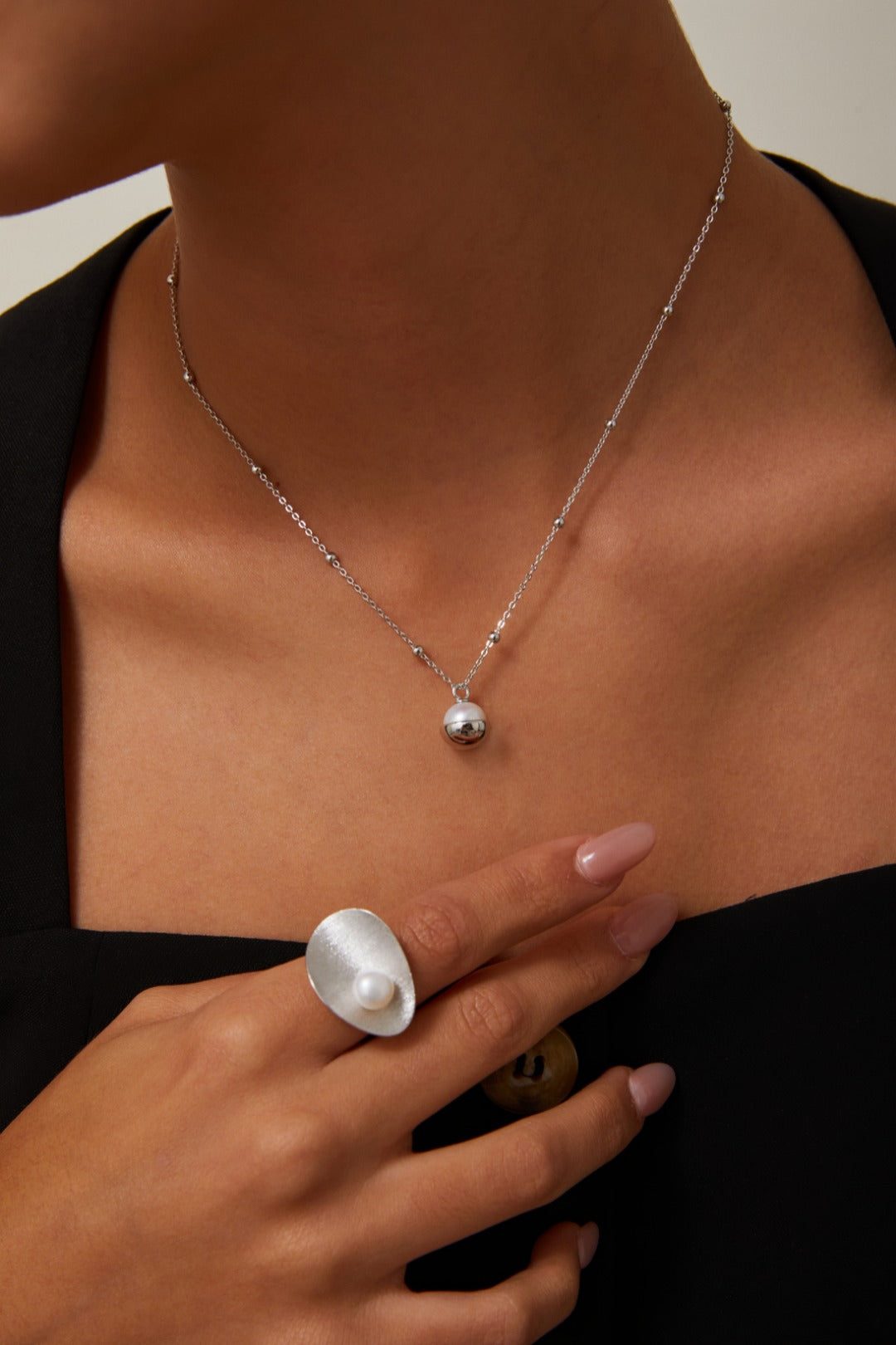 Round Pearl UFO Necklace