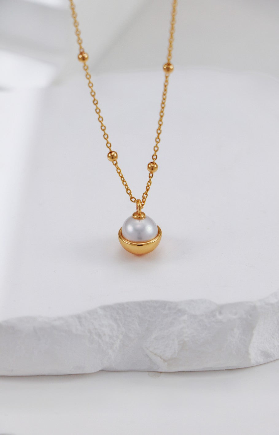 Round Pearl UFO Necklace