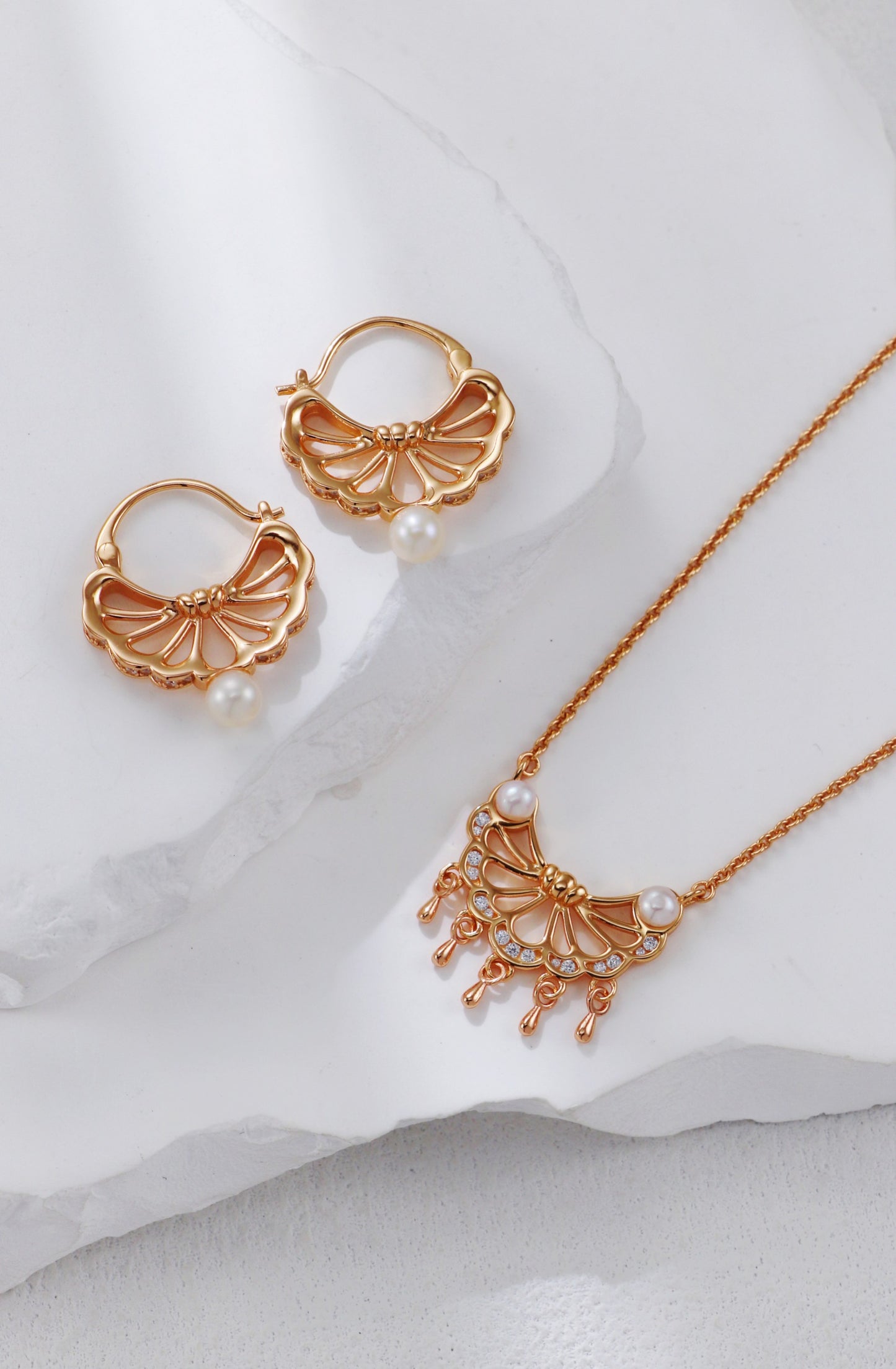 Feather Pearl Necklace