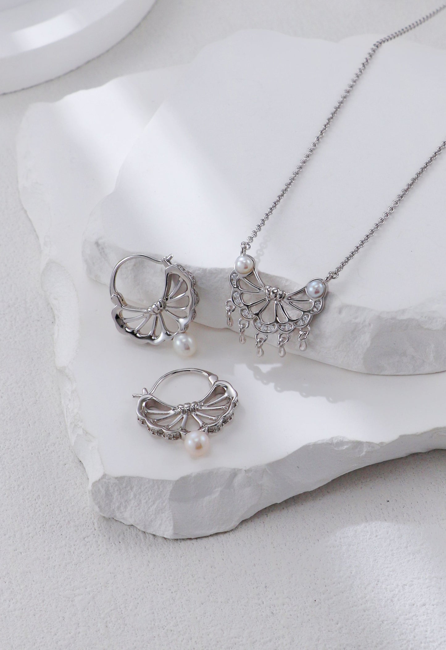 Feather Pearl Necklace