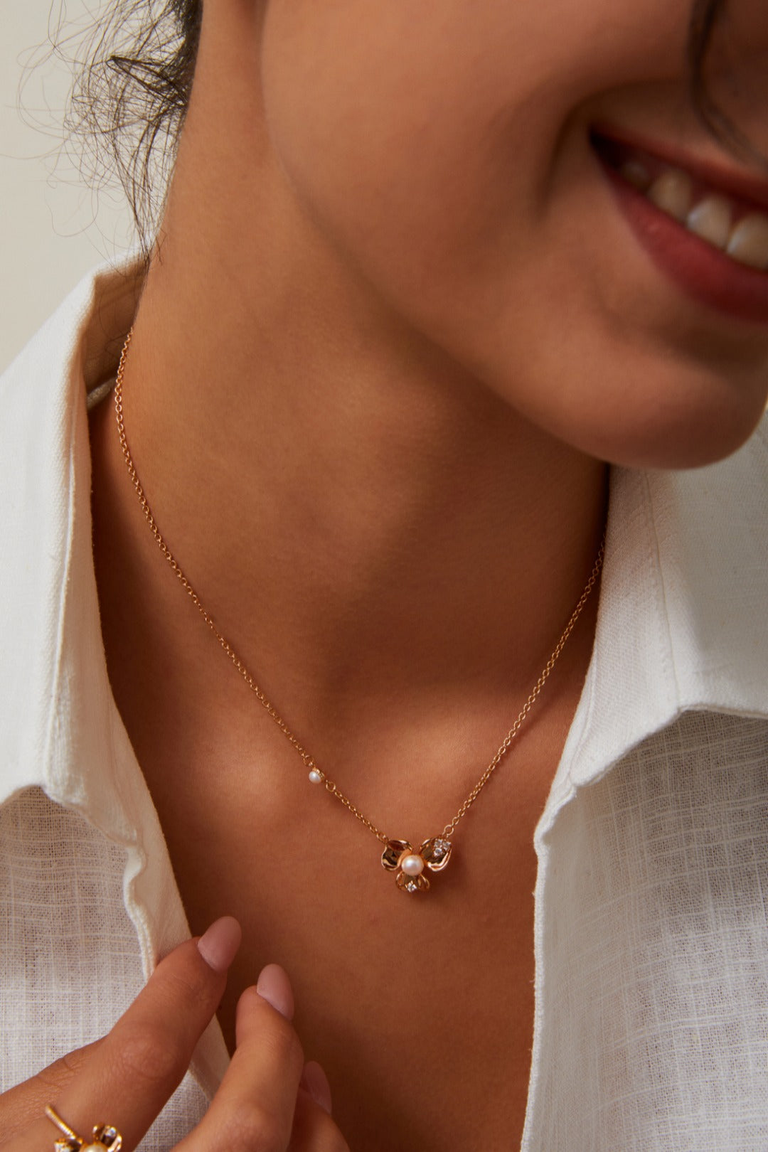 Petal-shaped Zircon Inlaid Necklace