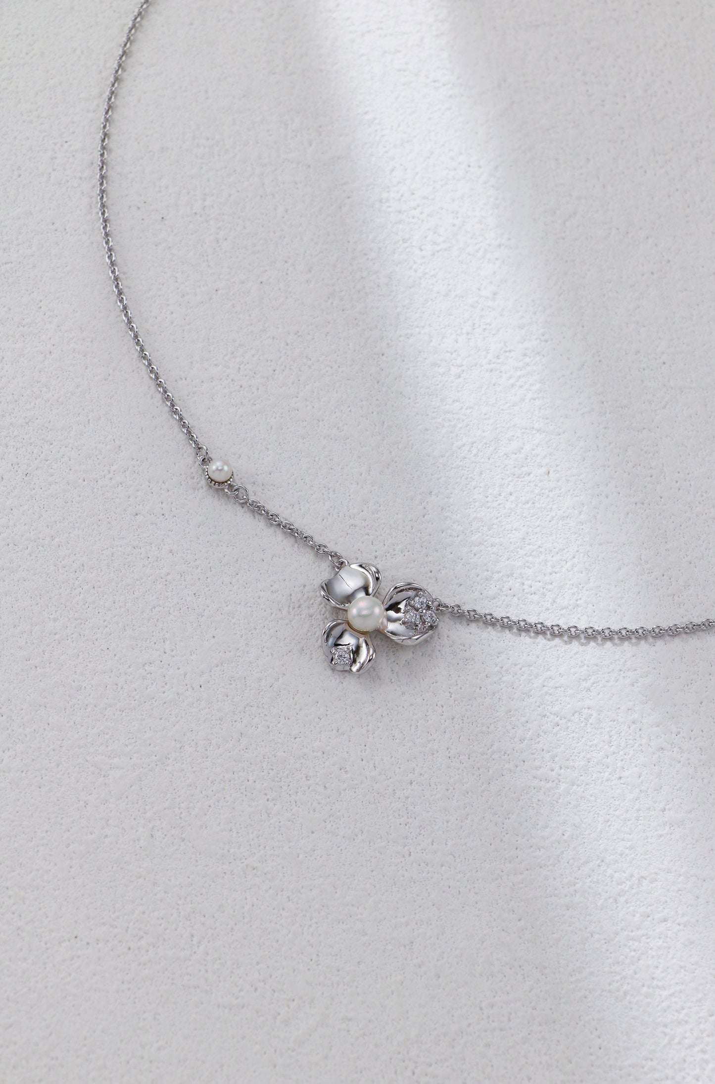 Petal-shaped Zircon Inlaid Necklace