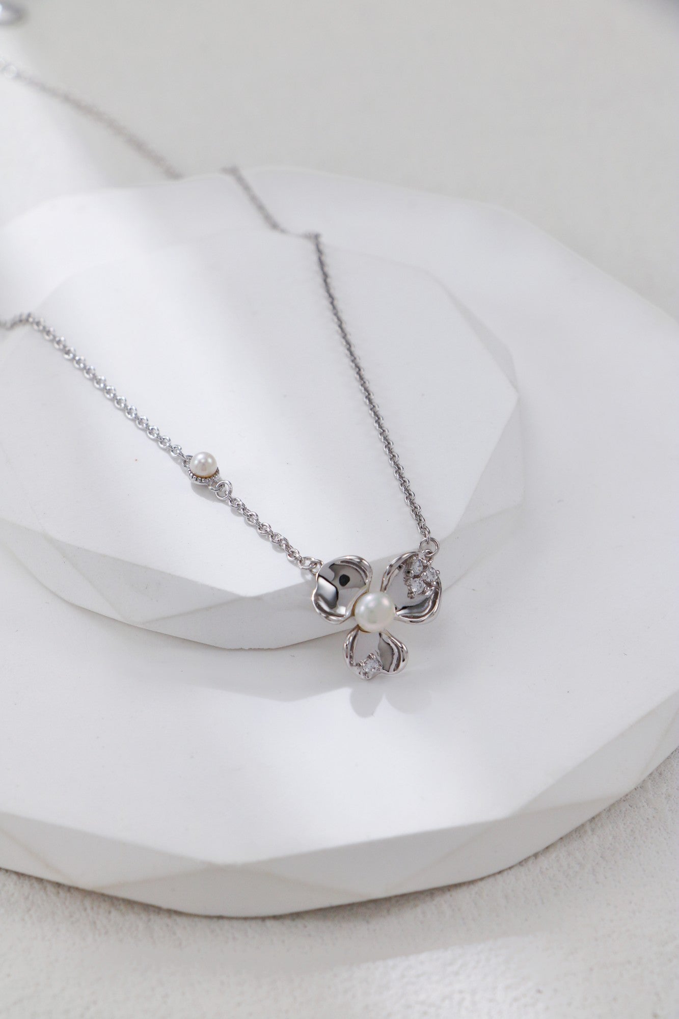 Petal-shaped Zircon Inlaid Necklace