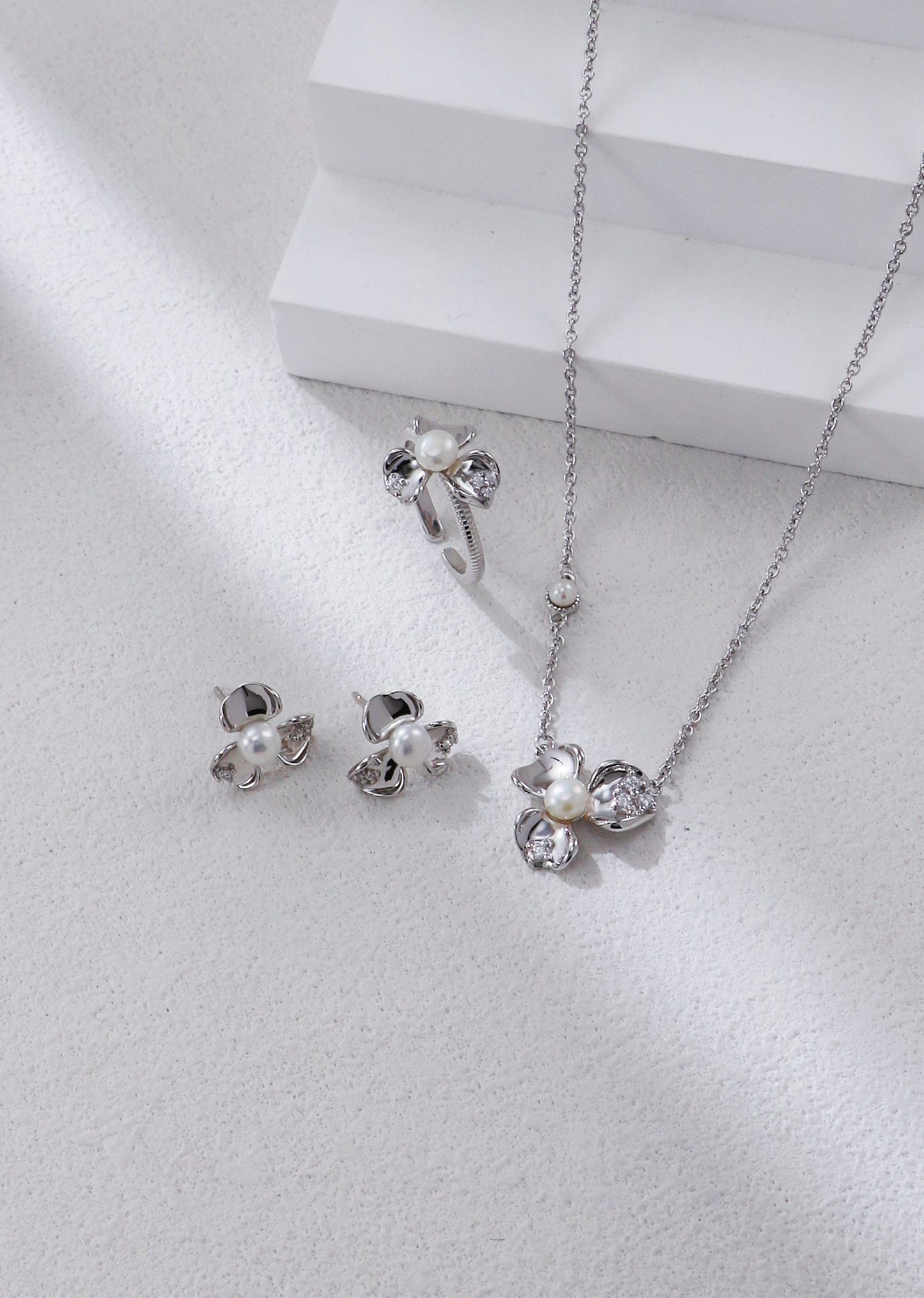 Petal-shaped Zircon Inlaid Necklace