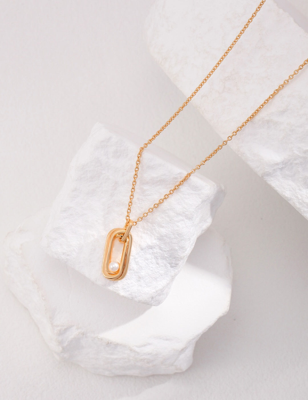 Minimalist Line Oval Pendant with One Pearl Necklace