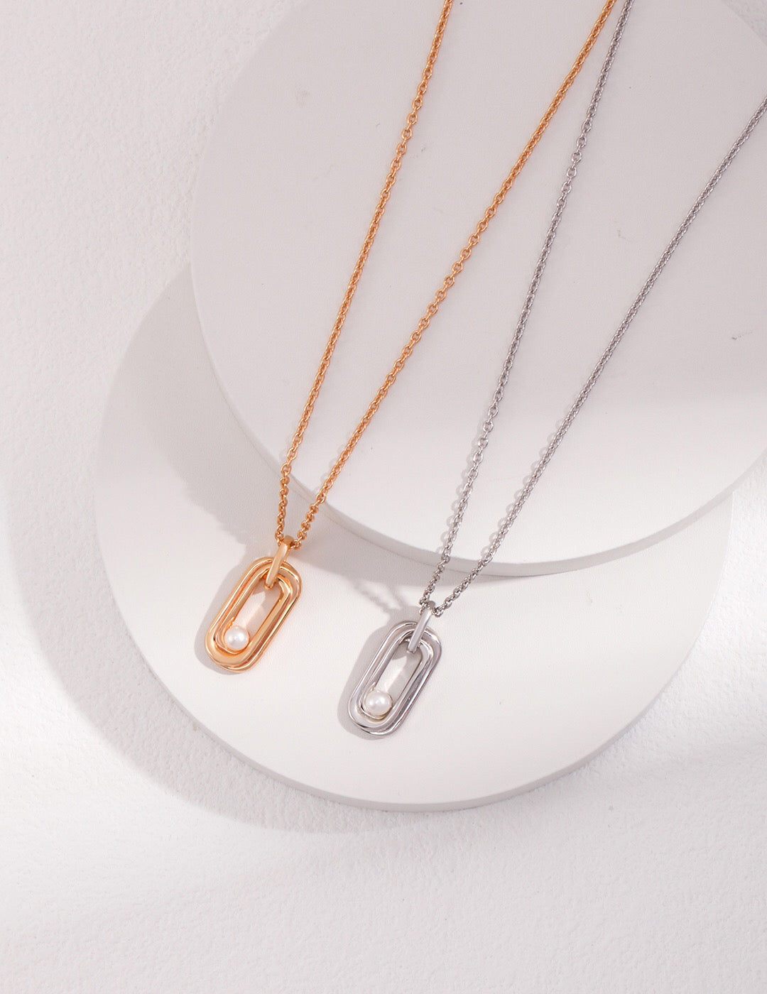 Minimalist Line Oval Pendant with One Pearl Necklace