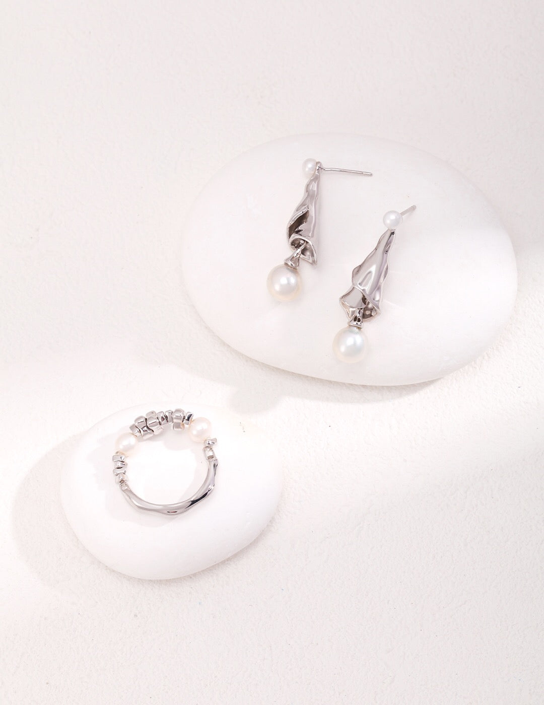 Curly Pleated Pearl Earrings