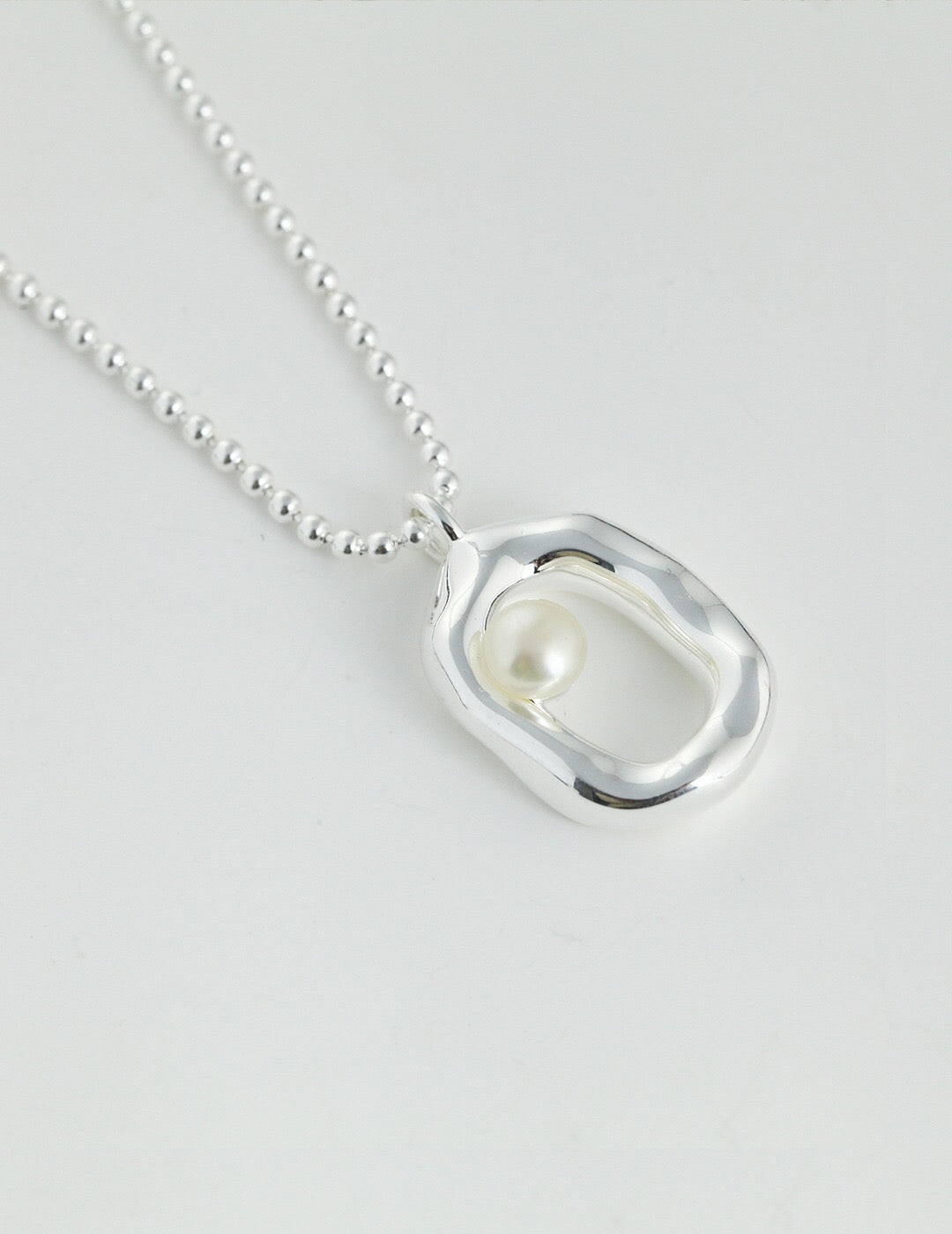 Minimalist O-shaped Pearl Pendant Necklace