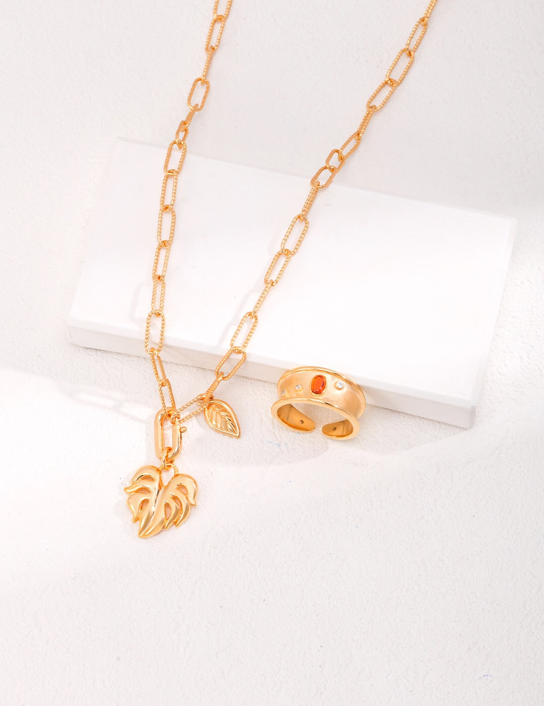 Gold Leaf Chain Pendants Necklace