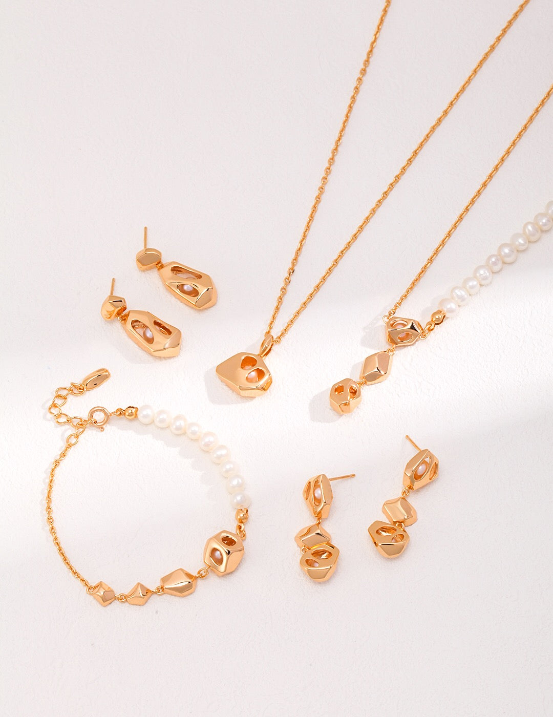 Special-shaped Hollow Pearl Necklace